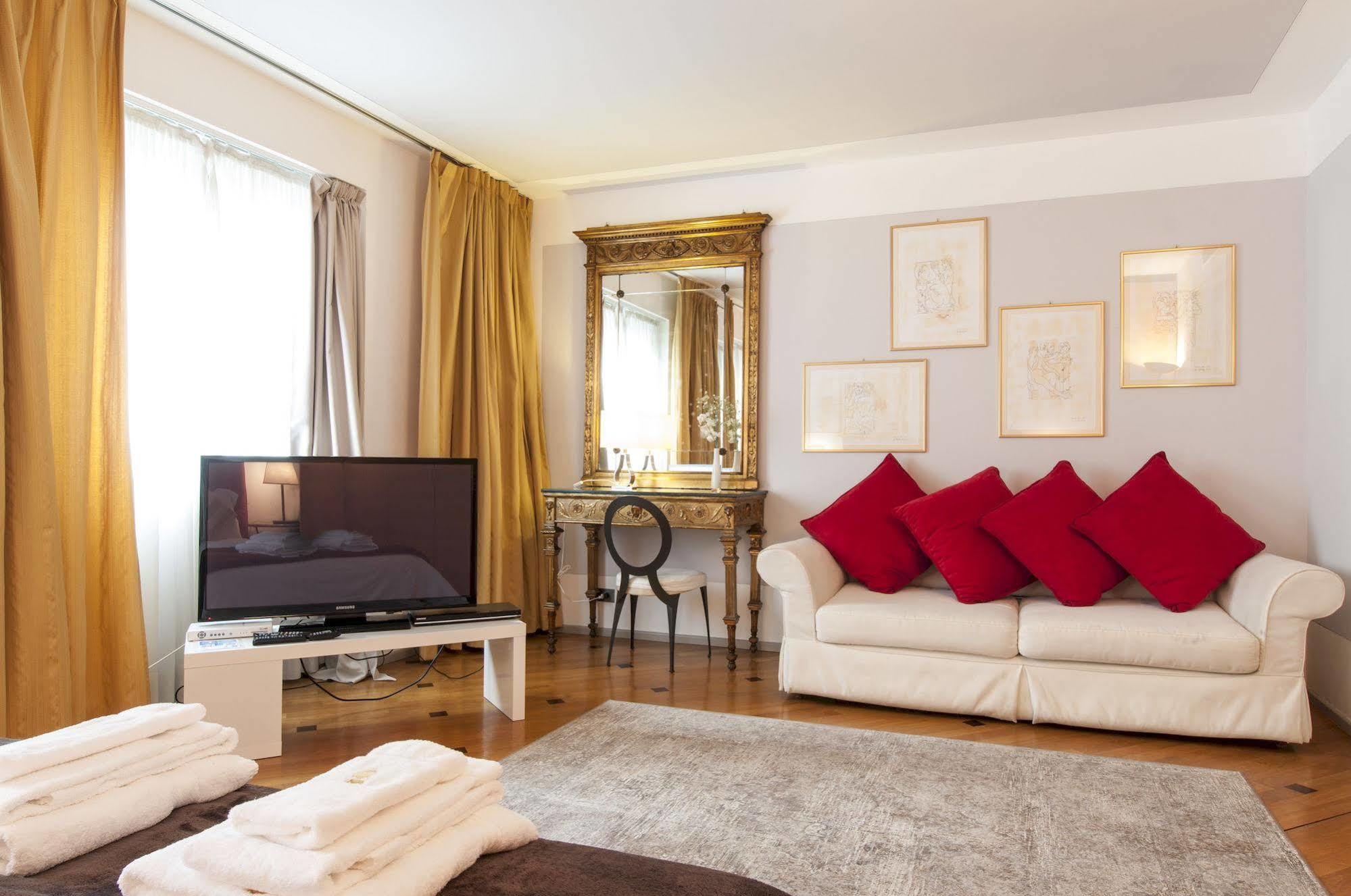 Milan Royal Suites エクステリア 写真